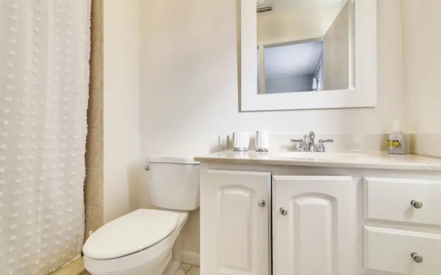 Woodridge - Private & Sanitized, Perfect for Social Distancing & Working From Home. Private Pool, Pet Friendly. Discounted During Pandemic. Super-host Support