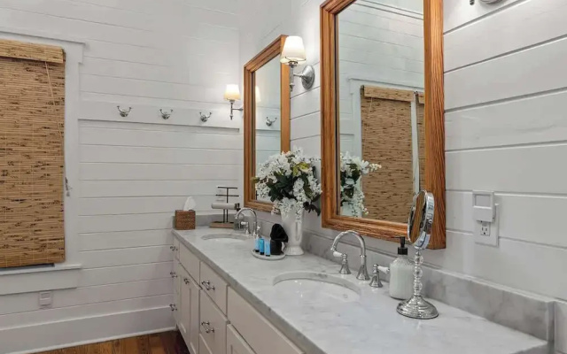 Life is Gruene-riverfront Luxury-1mi To Gruenehall