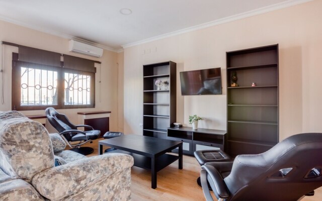 Snug Apartment in Sevilla near Plaza del Cabildo