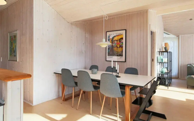 8 Person Holiday Home in Dronningmolle
