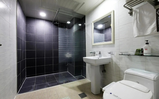 White Tourist Hotel