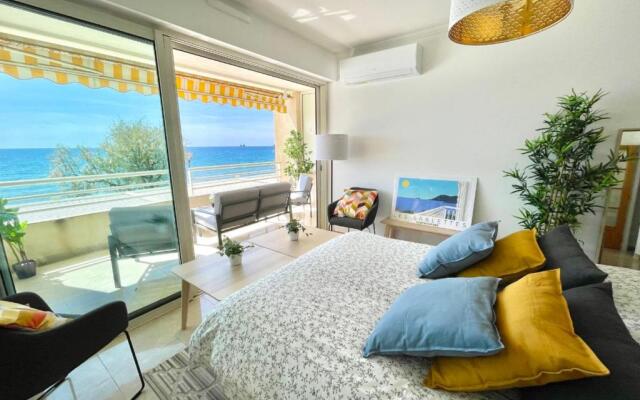Magnificent 82m With Terrace And In Front Of Sea