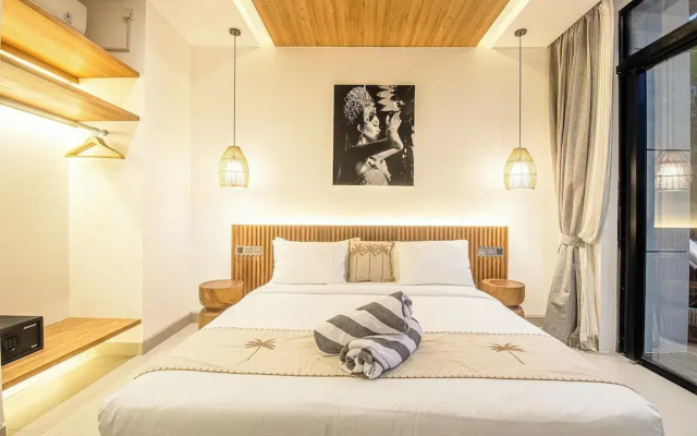 Elegant 5BR Modern Villa Steps From Caf Del Mar