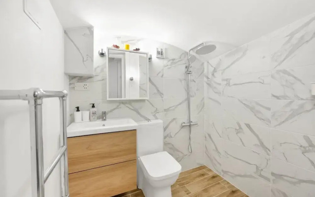 3 Bedroom 2 Bathroom Victorian Flat in Kensington