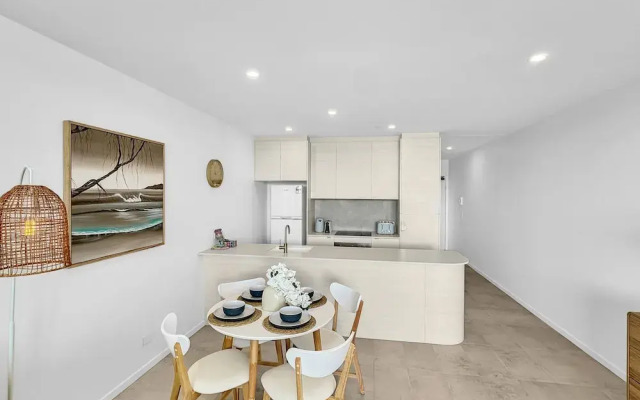 Modern 1-bedroom Apt With Sweeping Water Views