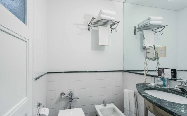 Broadway Hotel & Suites