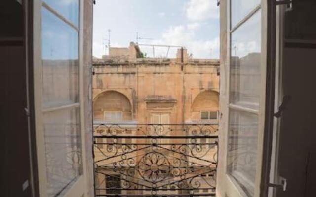 HT3 - Quirky Apartment with Roof Terrace