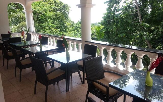 Albizia Lodge Reef Estate