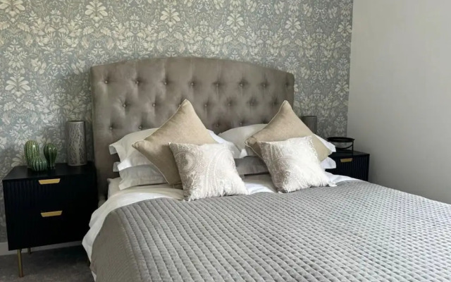 Apricot House- Cozy 2 Bedroom House in Birmingham