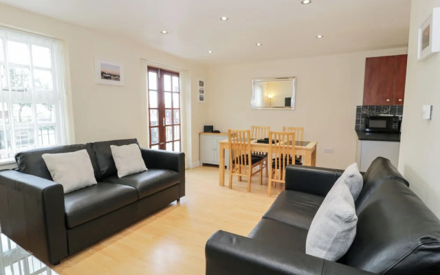 Whistle Stop Apartment