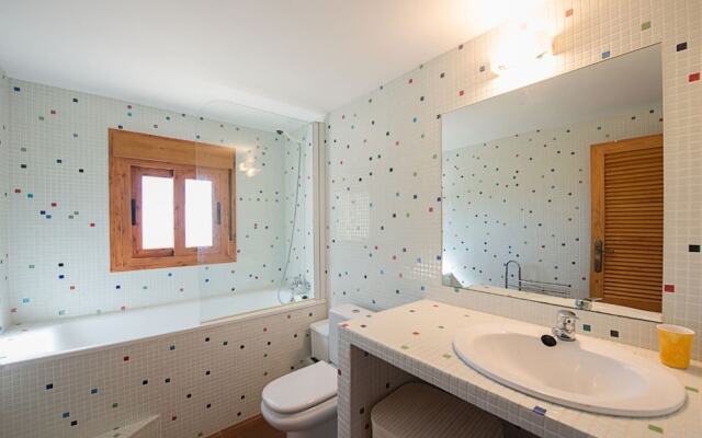 Villa - 4 Bedrooms with Pool, WiFi and Sea views - 104965