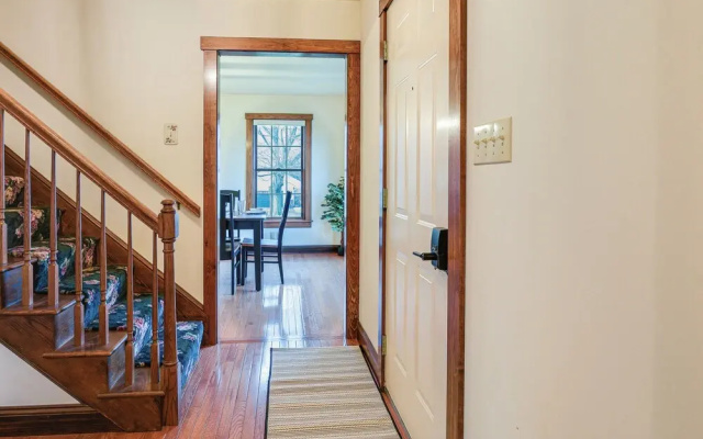 4 Mi to the Amish Village: Spacious Home w/ Deck!