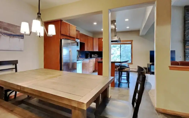 Spacious Snowbird Condo Unit Slopeside In Quiet Canyon Neighborhood