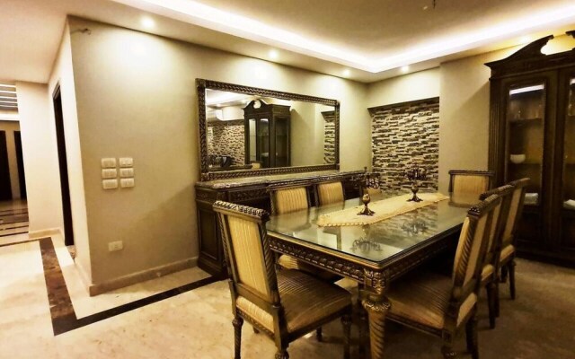 Spacious Executive Luxury Apartment With Balcony