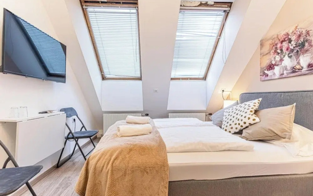 Stunning 12BR Floor For 24 People