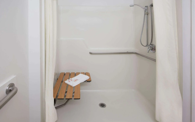 Super 8 by Wyndham Central Pt Medford