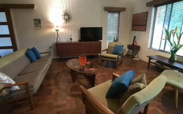 Silver Sands - A Unique Retro Beauty