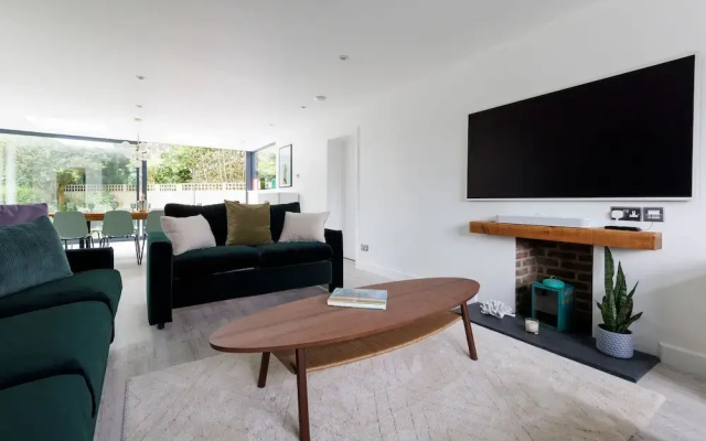 Coastal Retreat for 10 With Hot Tub