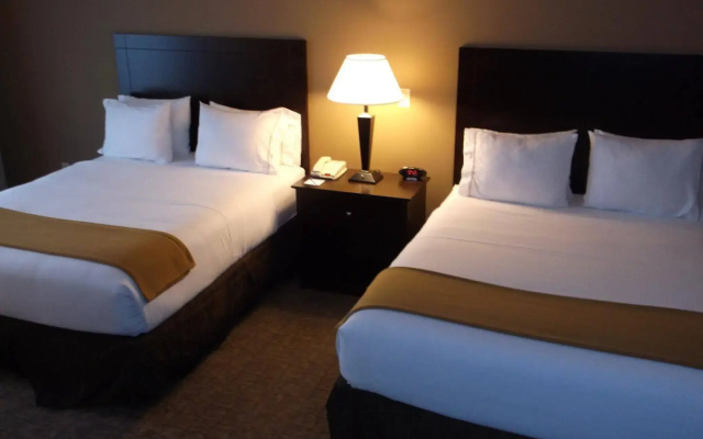 Holiday Inn Express and Suites Fairmont by IHG