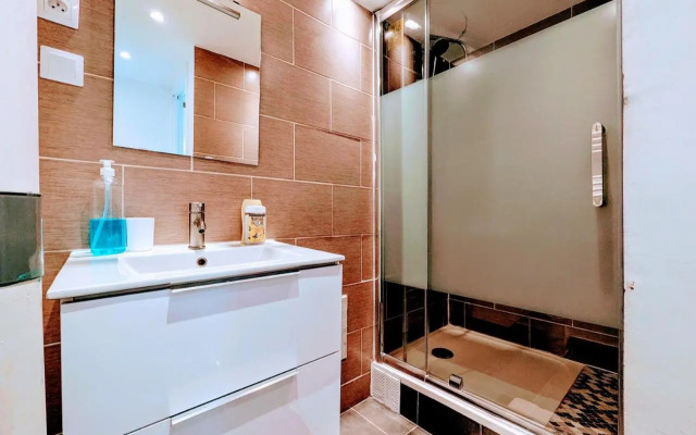 Chic and comfortable apart near Paris