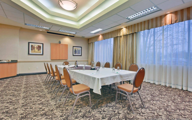 Holiday Inn & Suites Windsor Ambassador Bridge by IHG