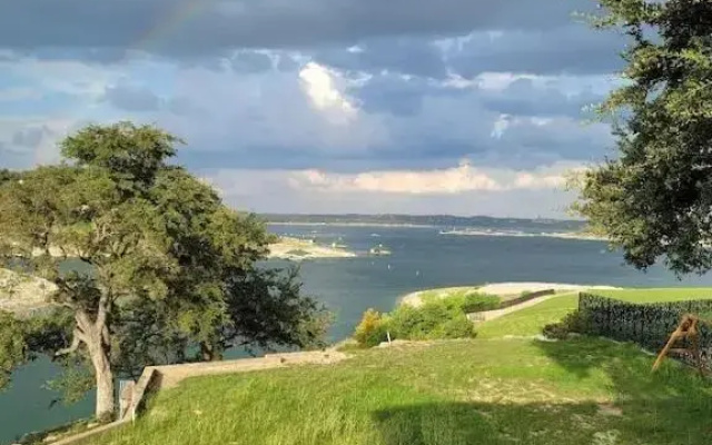 Lake Travis Lakefront Retreat - Boatdock - Hot tub