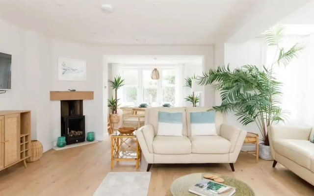 Mariners Stylish Beachside Getaway With Sea Views