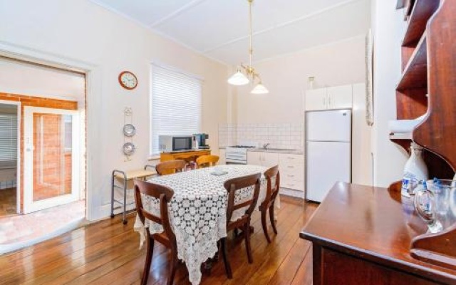 Azile 1875 Heritage Victorian Duplex – Guest Rooms – Grafton