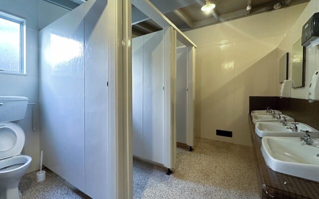 The Crossing Lodge and Backpackers