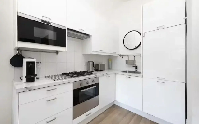 Bright and Modern Flat with desk