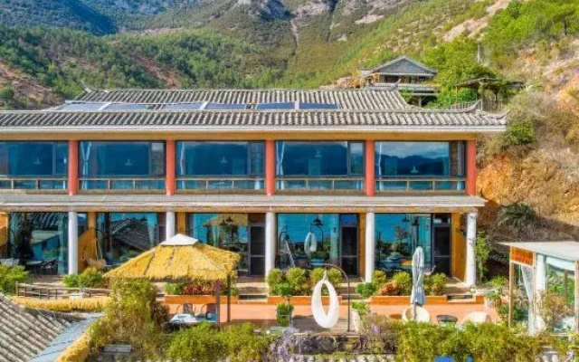 Lugu Lake Cloud - Sea Stacked Courtyard