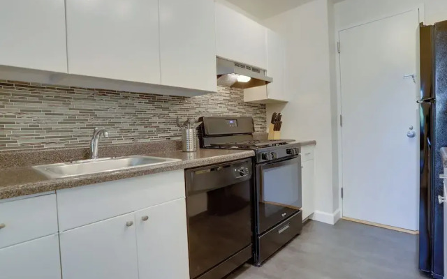 Contemporary Studio by Barton Park