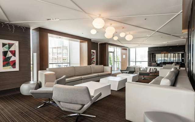 Life Suites - Front and Spadina