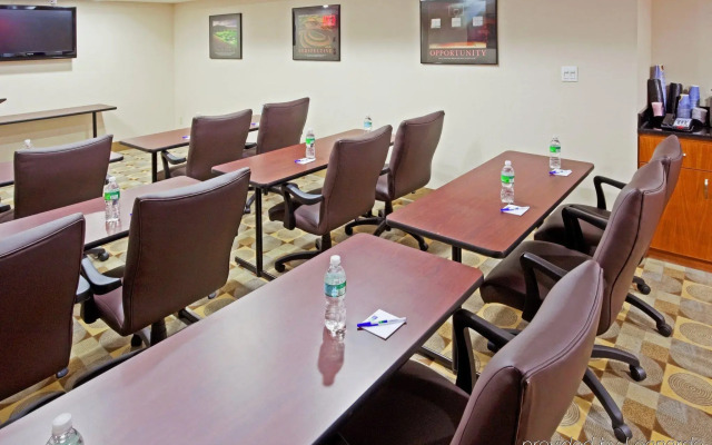 Holiday Inn Express Maspeth by IHG