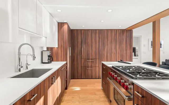 Fifth Avenue Condominiums by Frias