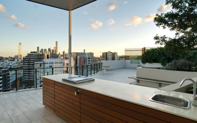2BR Food Drink Hub Pool 2 Cars Gym Rooftop