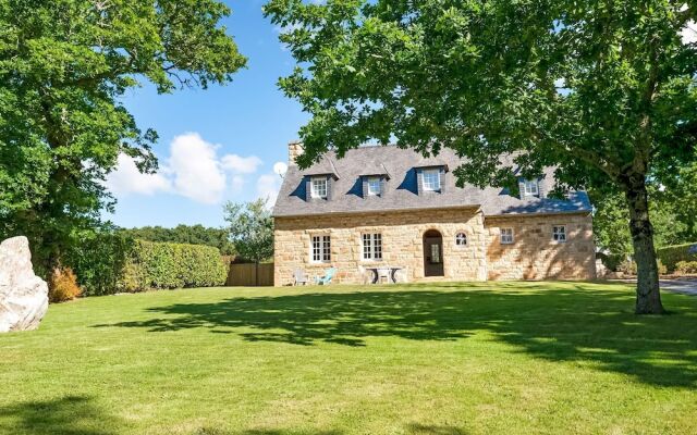 Quaint Holiday Home in Logonna-daoulas Near Sea