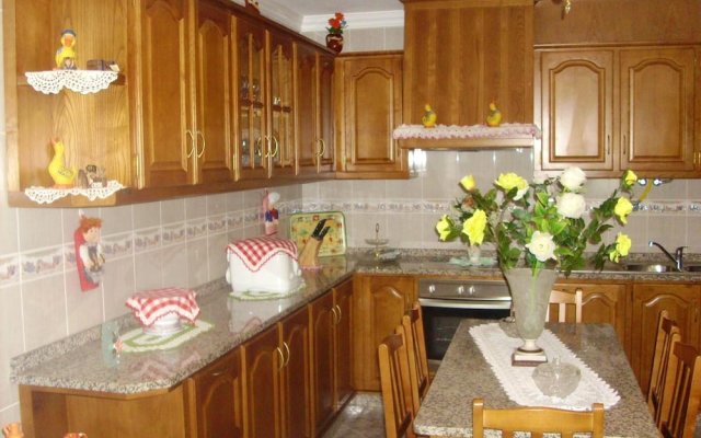 House with 4 Bedrooms in Cortiçada, with Wonderful Mountain View, Enclosed Garden And Wifi - 88 Km From the Slopes