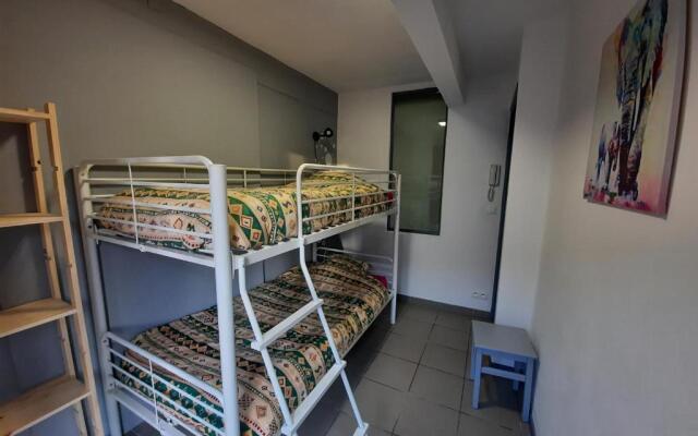 Superbe appartement F2 neuf : terrasse, barbecue.