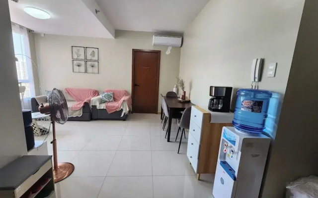 Cozy 1BR Condo in Mandaluyong City With City Skyline View