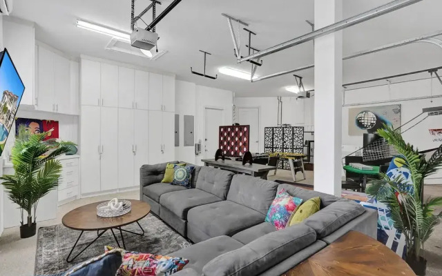 Lavish 8 Br Estate with Pool & Courts