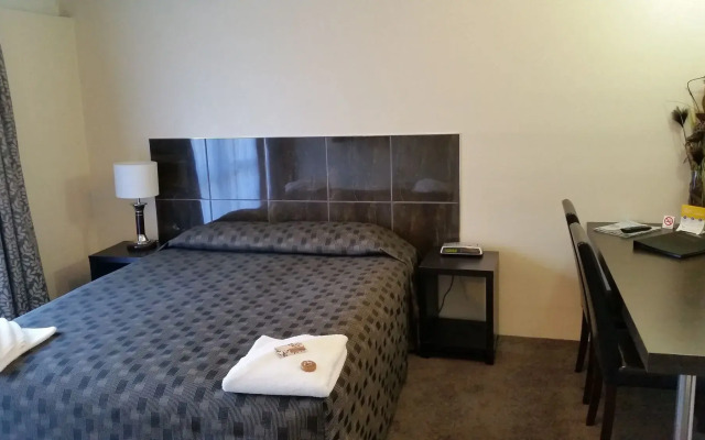 Admirals Motor Inn