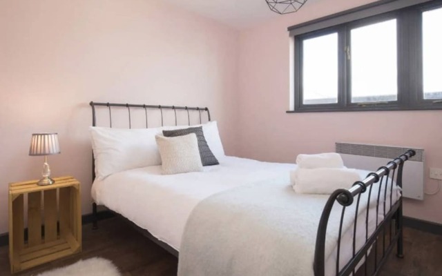 Contemporary 2 Bedroom Midland Mews Apartment