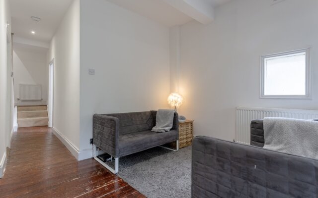 Modern 2 Bedroom in Queens Park With Garden