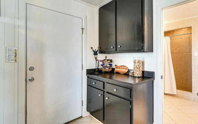 Pet-friendly Galveston Home - Walk to Beaches!
