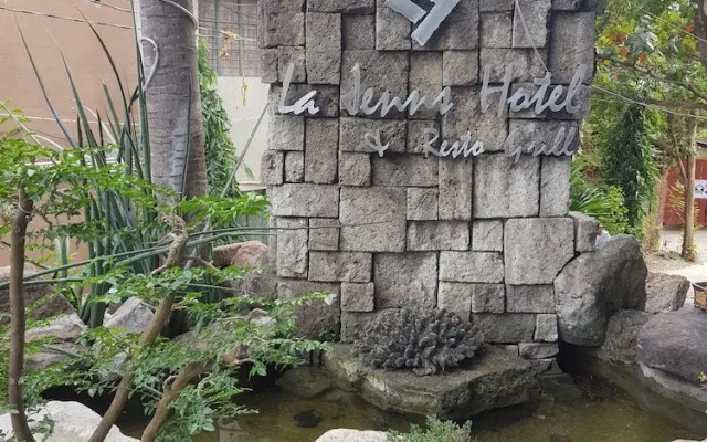 La Jenns Hotel and Resto Grill