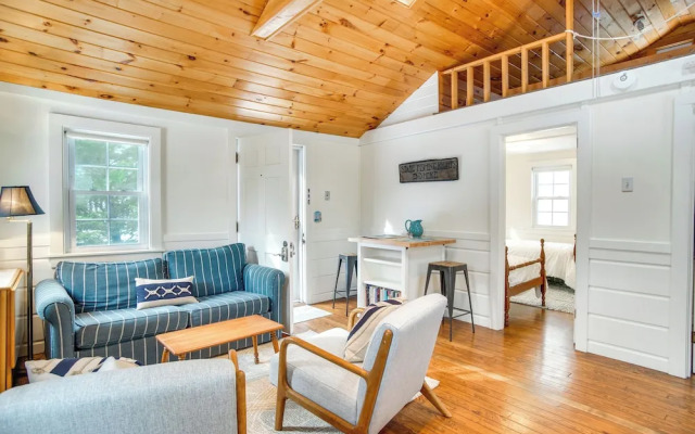 Walk to Beach: South Chatham Home