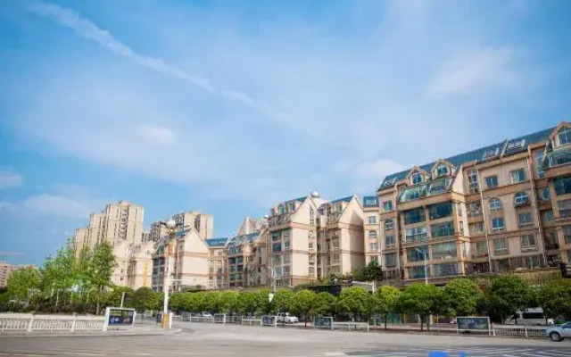 Kaiyang Tianping Hotel (High-speed Railway Station Jinhu Center)