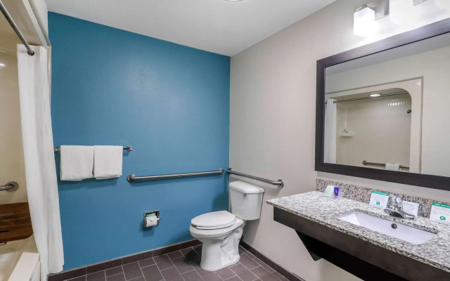 Clarion Inn & Suites DFW North