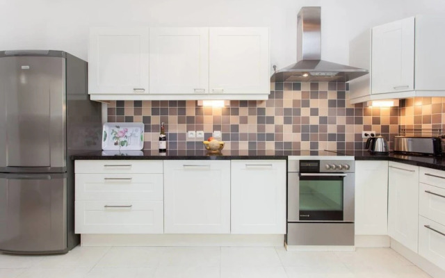 Hirondelle in Charming Village